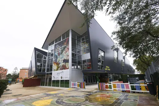 Photo 4: Exterior