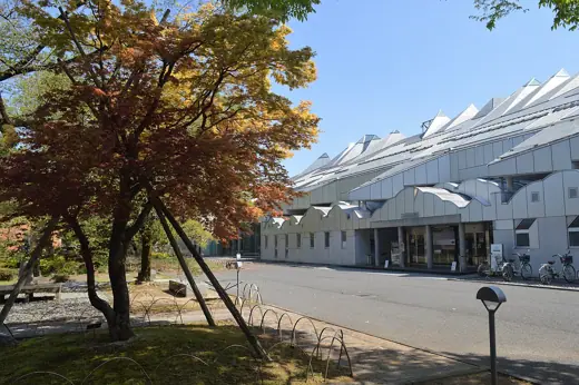Photo 2: Exterior