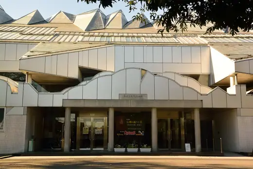 Photo 3: Exterior