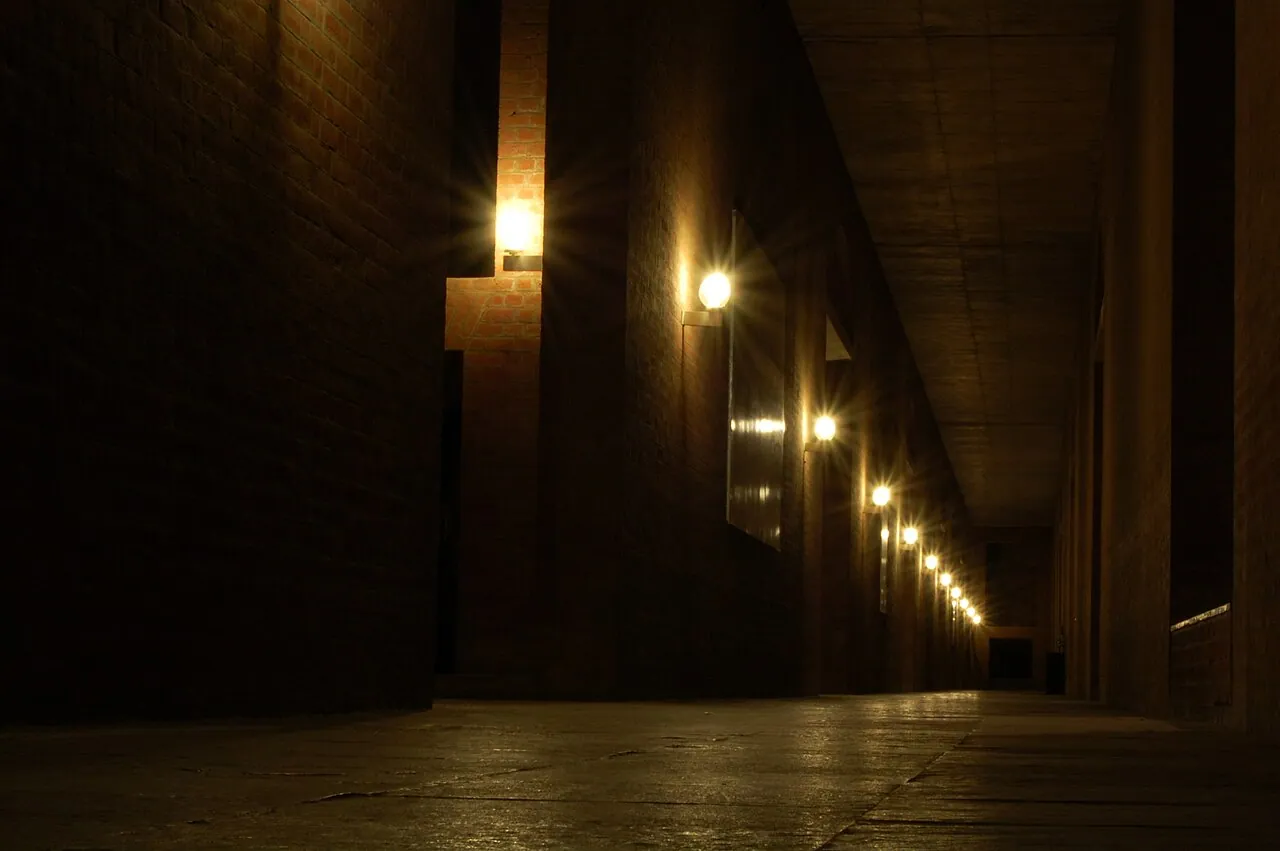 IIM Ahmedabad: Interior · Corridor in old campus classroom block