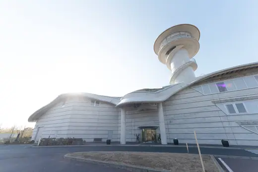 Photo 1: Exterior