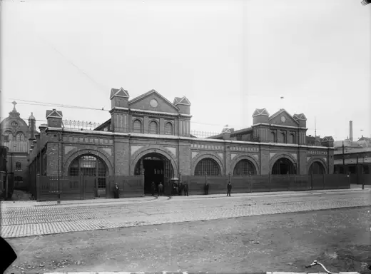 Photo 3: Exterior