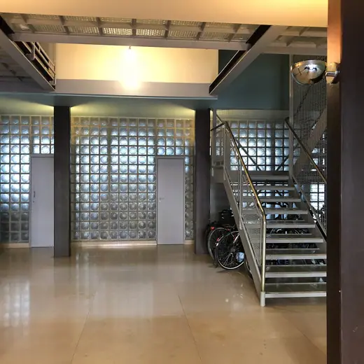 Photo 5: Interior · Brique en verre st Gobain