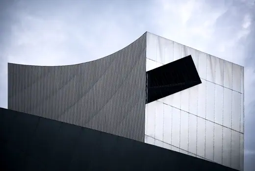 Photo 3: Exterior