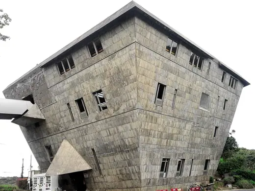 Photo 2: Exterior
