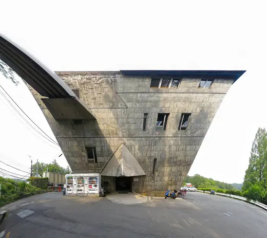 Photo 3: Exterior