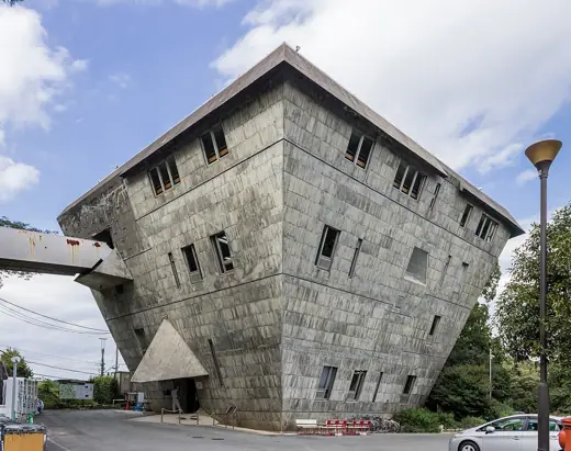 Photo 4: Exterior