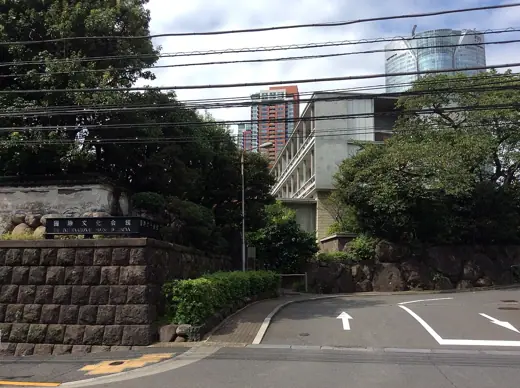 Photo 4: Exterior