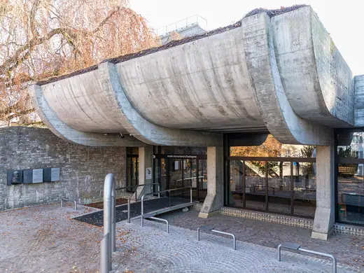 Photo 2: Exterior · La-Chaux-de-Fonds: Eingang des Internationalen Uhrenmuseums