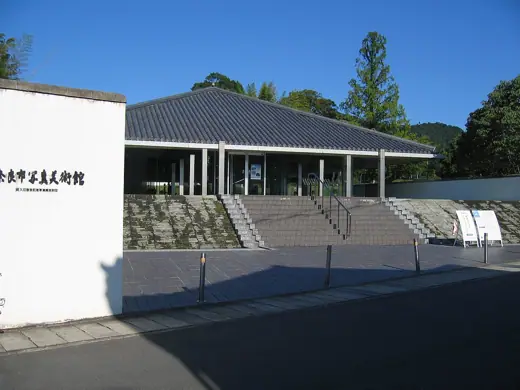 Photo 1: Exterior