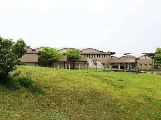 Photo 1: Exterior