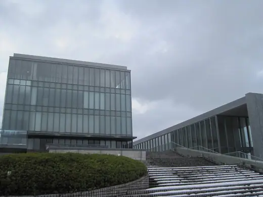 Photo 1: Exterior
