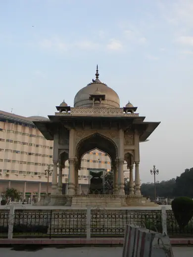Photo 2: Exterior · Shahrah-e-Quaid-e-Azam