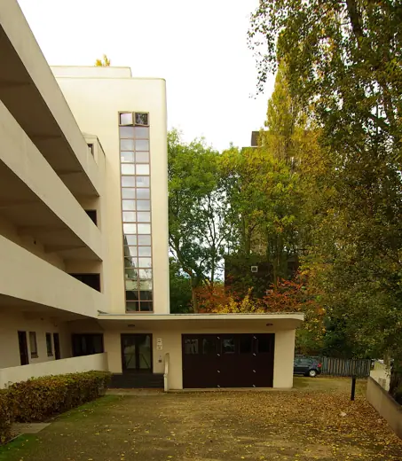 Photo 4: Exterior · Isokon Flats, Lawn Road: entrance and garage