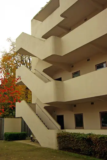 Photo 5: Interior · Isokon Flats, Lawn Road: exterior staircase
