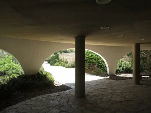 Photo 2: Exterior