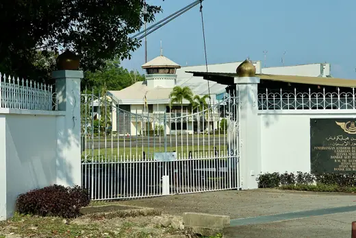 Photo 2: Exterior