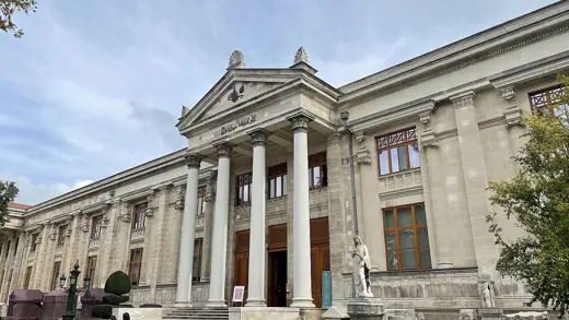 Photo 1: Exterior