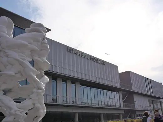 Photo 3: Exterior · Das Bild zeigt eine Außenansicht des Istanbul Modern, eines Museums für moderne Kunst in Istanbul