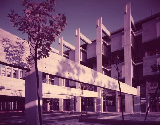 Photo 2: Exterior · Servizio fotografico : Milano, 1975 / Paolo Monti