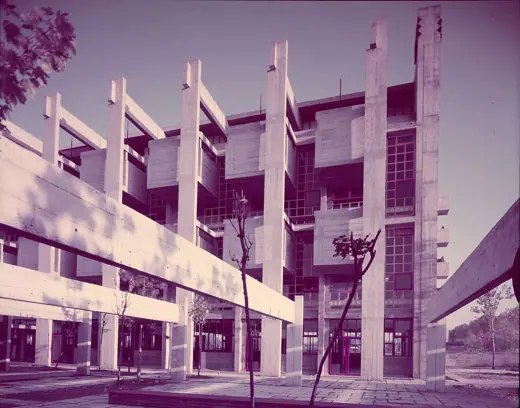 Photo 3: Exterior · Milano