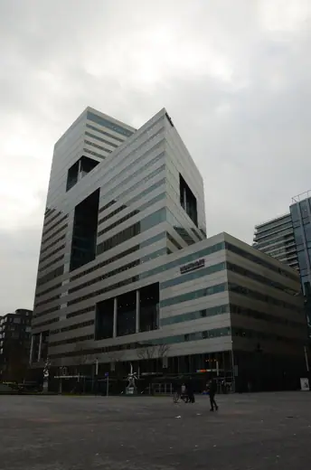 Photo 1: Exterior