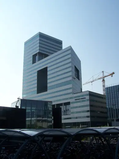 Photo 2: Exterior