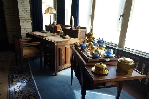 Photo 4: Interior · Bureau in de studeerkamer van Helene Muller in het Jachthuis Sint-Hubertus 