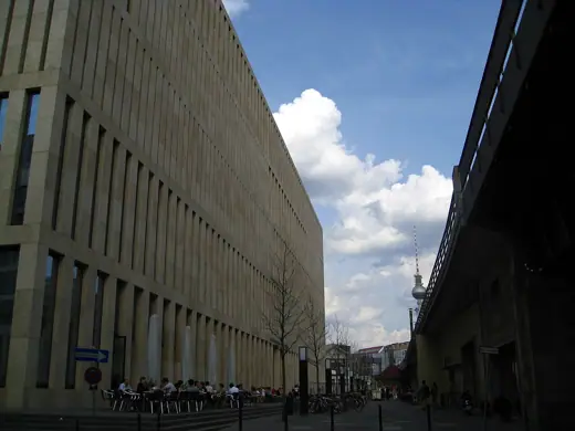 Photo 4: Exterior · Die vorne Fassade des Grimm-Zentrums