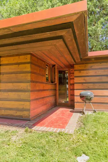 Photo 2: Exterior