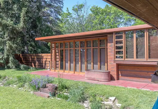 Photo 3: Exterior