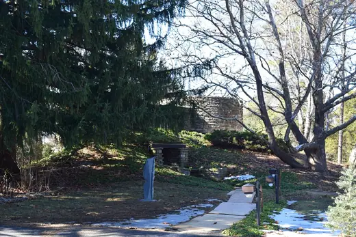 Photo 2: Exterior