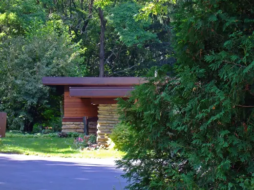 Photo 4: Exterior