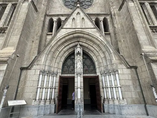 Photo 2: Exterior