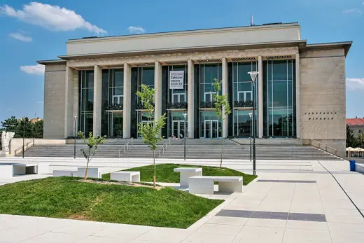 Photo 1: Exterior