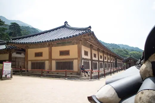 Photo 2: Exterior