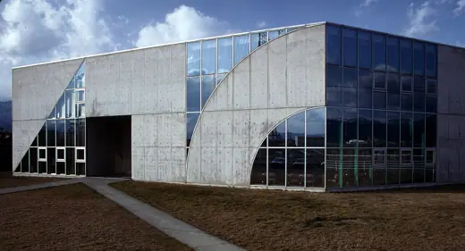 Photo 2: Exterior