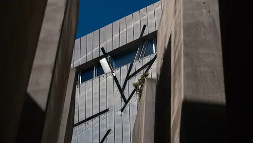 Photo 2: Exterior
