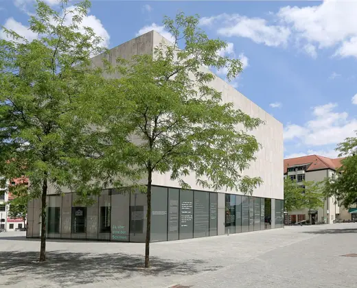 Photo 2: Exterior