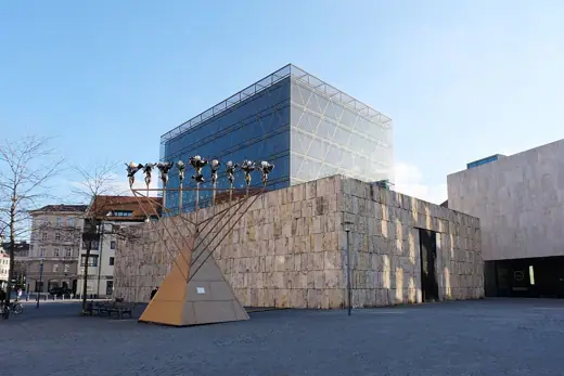 Photo 3: Exterior