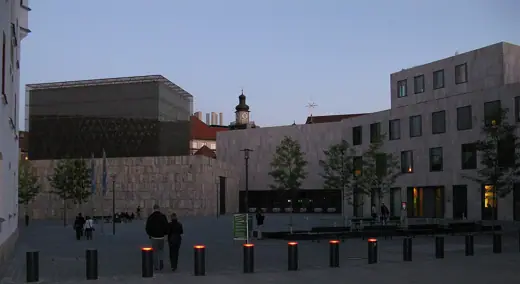 Photo 4: Exterior