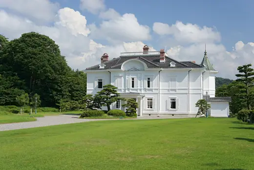 Photo 1: Exterior
