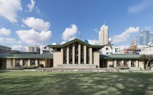 Photo 1: Exterior