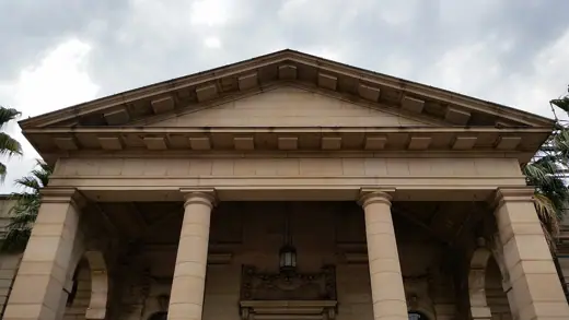 Photo 5: Detail · Front view of the entrance to the gallery - the roof