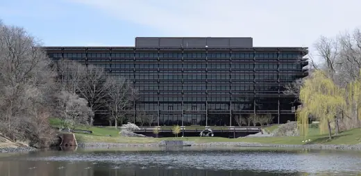 Photo 1: Exterior
