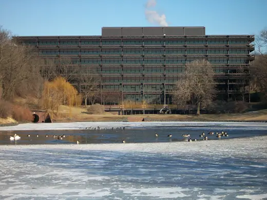 Photo 4: Exterior · Deere & Company World Headquarters building in Moline, Illinois, USA