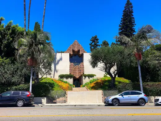 Photo 1: Exterior