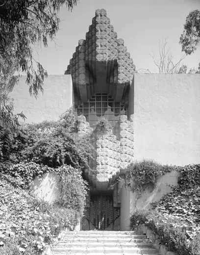 Photo 2: Exterior