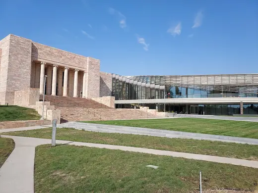 Photo 4: Exterior
