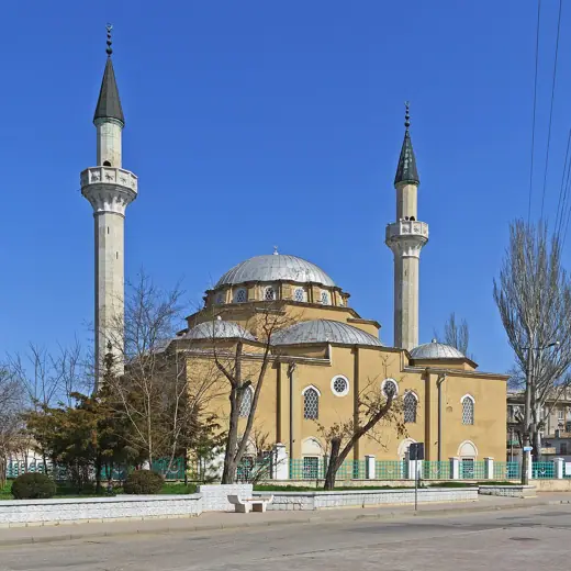 Photo 1: Exterior
